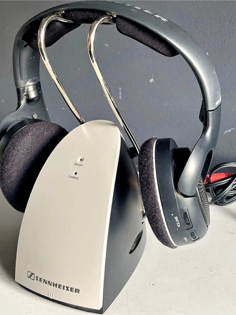 Sennheiser HDR 120 Wireless Headphones Black & White - Picture 9 of 16